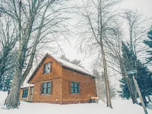 Lake Street Retreat: Charming Getaway with Stunning Lake View Sunsets