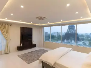 Eiffel Elegance Penthouse in Bahria