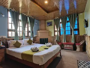 Hotel Ravongla Star