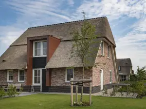 Villa with Sunshower at Tjeukemeer