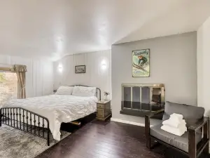 Gorgeous, secluded home with private deck & WiFi