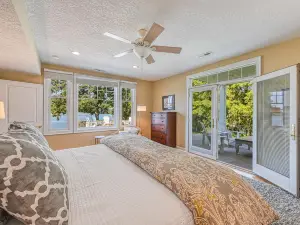 Lakefront home with amazing views, dock, kayaks, firepit, foosball, lovely patio