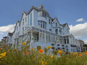 Marine Hotel
