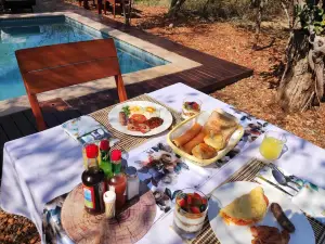 จีม อิน เดอะ บุช ลอจ.