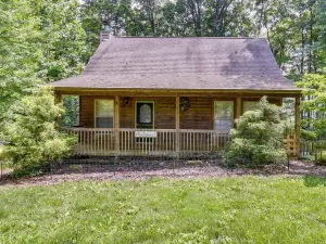 Cozy Bainbridge Retreat w/ Fireplace + Deck!