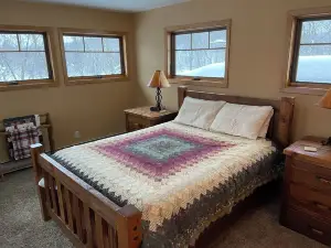 Stunning 3 bed/2bath Cottage with lake frontage. Winter ski in/out Whitecap Mtn