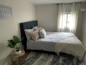 Charming & Updated 2-bedroom cottage with Private Beach Access 5 min walk, Grill