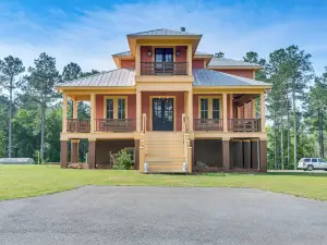 7 Mi to Downtown Fitzgerald: Spacious Home w/ Deck