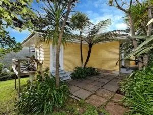 Surfer's Sunshine Cottage - Piha Holiday Home