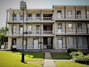Lee House Inn