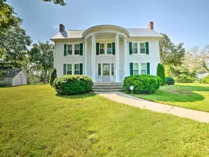 Rural and Historic Estate Home, 12 Mi to Clarksville