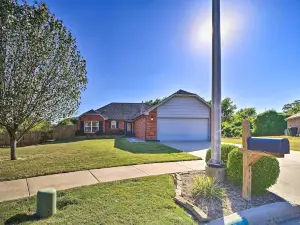 Claremore Getaway ~ 2 Mi to Historic District