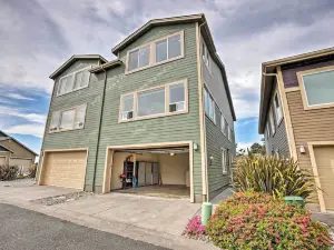Gold Beach Townhome with Ocean Views and Sunroom!