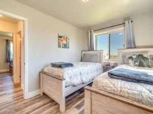 Bright Wyoming Retreat w/ Deck & Mountain Views!