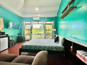 Ngermid Oasis-Spacious Studio Loft W/ Garden Views