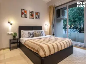 StayVista at Gulposh Retreat with Pool, Lawn & Gazebo