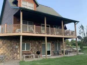 Quiet, secluded bluff top cabin with beautiful sunsets