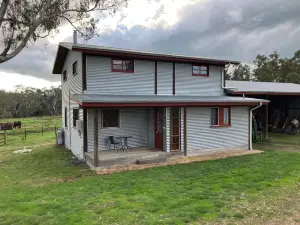 Cosy yet spacious farm stay with views of the surrounding rolling hills