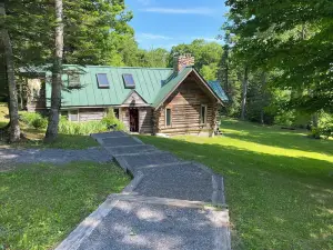 Rustic Authentic Off-grid Log Cabin 15 minutes from Kingdom Trails