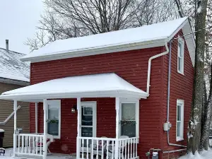 AFORDABLE & CHARMING HOME - Enjoy Urban Life & Nature! Hike, Bike, Shop & Dine!