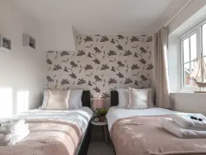 South Downs Retreat House with Parking