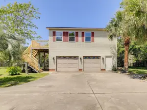 Waterfront Crystal Coast Vacation Rental w/ Deck!