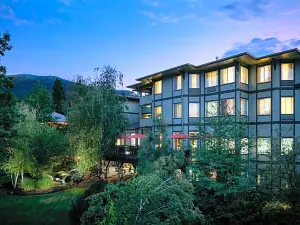 Plaza Inn & Suites at Ashland Creek