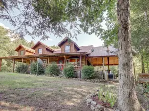 Peaceful Whitley City Cabin on 10 Wooded Acres!