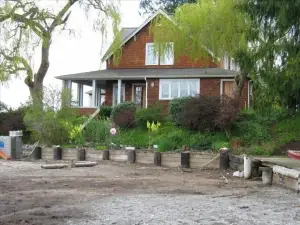 Bainbridge Island (Puget Sound):No-Bank Waterfront Sandy Beach