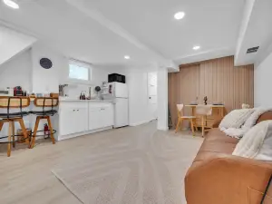 Affordable NYC Luxury: Warm & Inviting Stay, Walk to Riverside Views