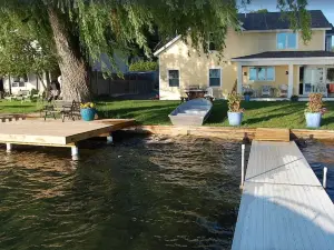 Relaxing Lakefront Retreat