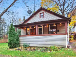 3 Br with Hot Tub & Arcade Games in DT Woodstock Square