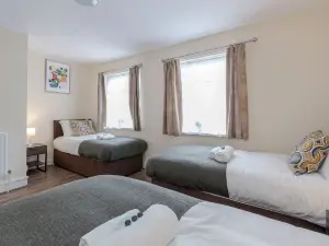 2-Bed House - Sleeps 7 & Free Parking