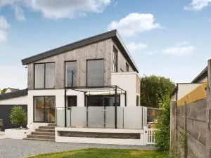 Remarkable Seaside Apartment - Sleeps 4