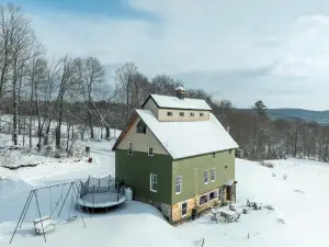 Stunning Views and Cozy Outdoor Space - Inviting Mountain Haven