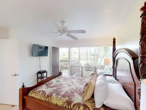 Quiet condo with covered lanai, shared pool, and hot tub