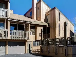 Breathtaking Mountain Views and Cozy Ambiance - Inviting Mountain Retreat