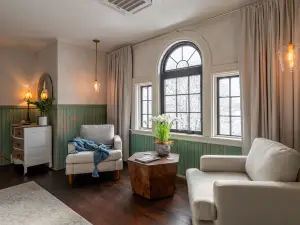 Luxurious Suites in Historic Building - Charming Coastal Haven