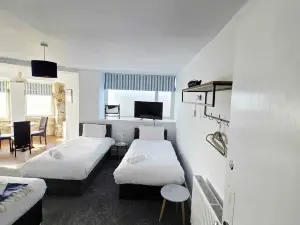 Marine Hotel