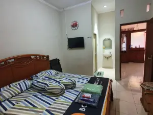 Bojong Homestay Syariah Tasikmalaya 4Br (Whole House) 8-Persons