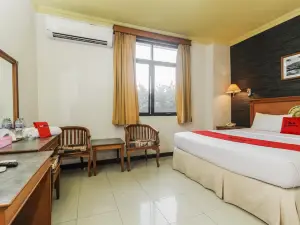 RedDoorz Plus near Depati Amir Airport