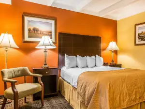 Clarion Hotel & Suites Hamden-New Haven