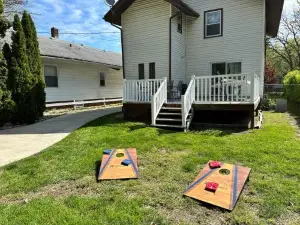 King Bed, 2 Full Baths, Large Deck, Free Bikes, 2 Miles to Downtown & Sports Fieldhouse