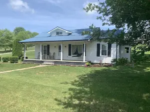 White Little Cottage-Newly Renovated-Pets-Family