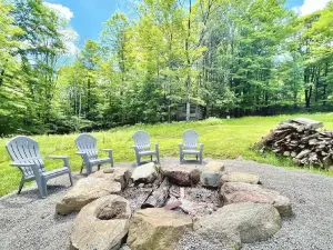 Private Adirondack Getaway. Stunning Fall Foliage. Close to Lake George and VT.
