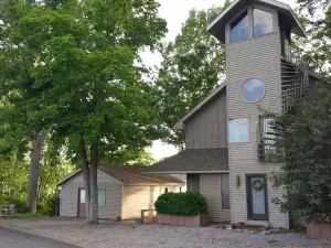 (301) Stunning view, LBL nearby, quiet street, dock access, on site boat rental
