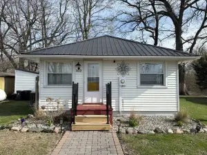 Little River House on Henry, on the serene banks of  the Iroquois River