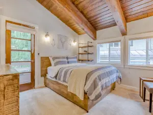 Serene condo with skiing, fireplace, mountainview, & washer/dryer
