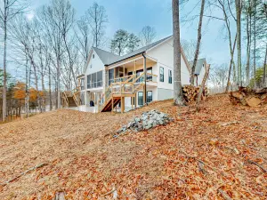 Lakeview Retreat - Unit 8: Elegant 3BR/3BA on Smith Mountain Lake
