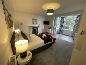 Marine Hotel